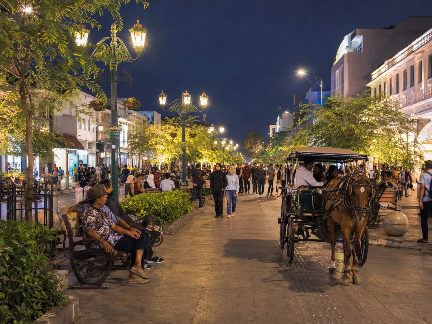 Malioboro malam hari — lampu hangat dan suasana khas pusat kota Jogja