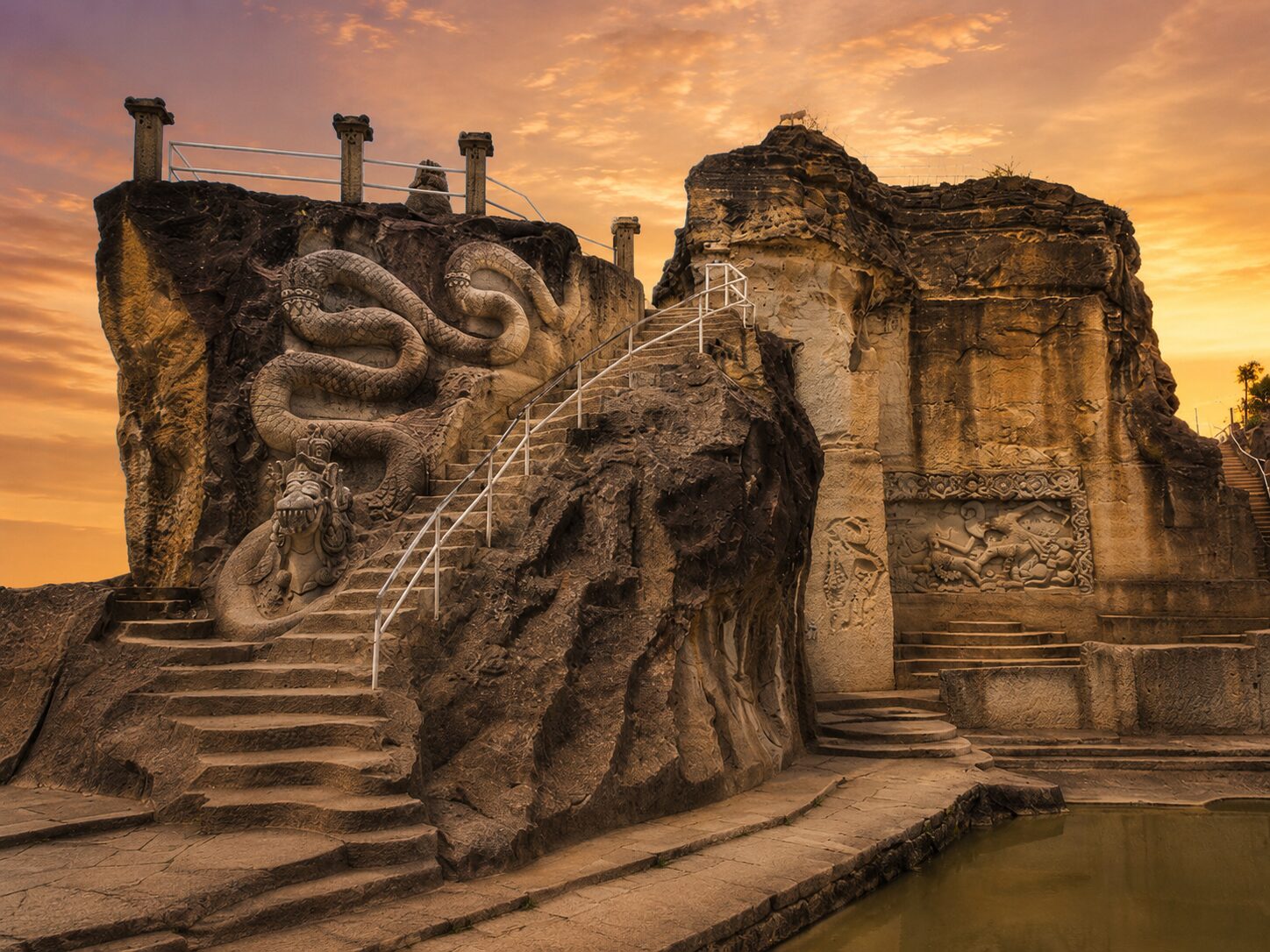 Tebing Breksi — spot sunset Jogja dengan ukiran wayang di dinding tebing